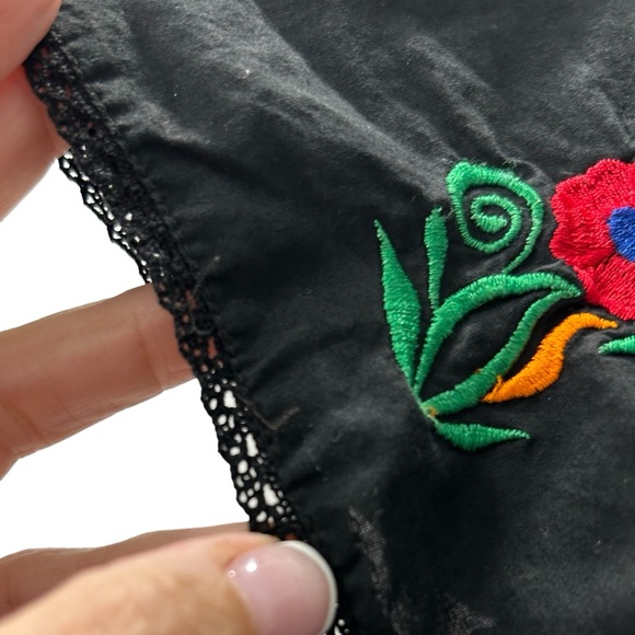 Ingenue New York Black Embroidered Floral Peasant Top Size M - Picture 4 of 7